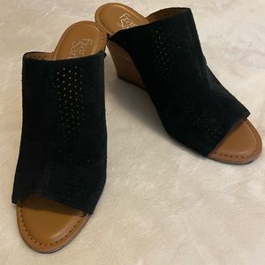 Black wedge sandle